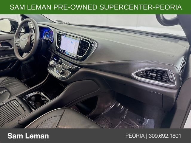 Used 2025 White Chrysler Limited image 30
