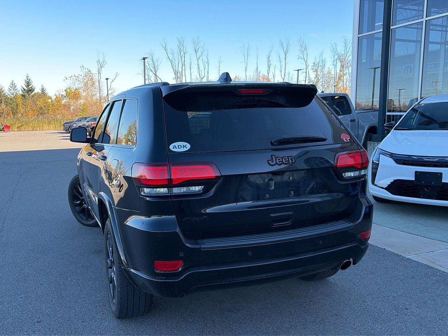 Used 2019 Diamond Black Crystal Pearlcoat Jeep Altitude image 3