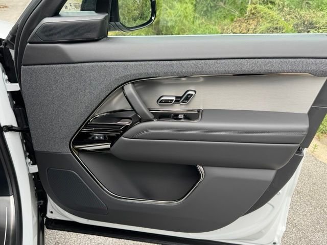 New 2026 Fuji White Land Rover SE image 18