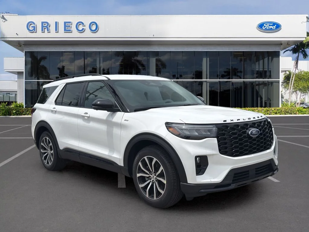 New 2026 Star White Metallic Tri-Coat Ford ST-Line image 1