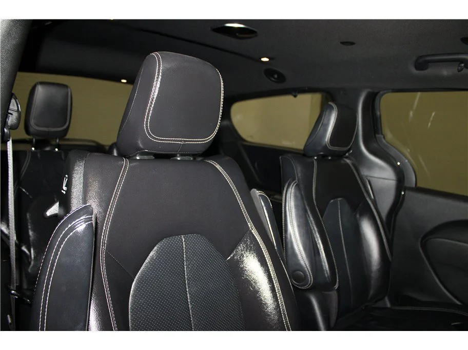 Used 2022 Brilliant Black Crystal Pearlcoat Chrysler Hybrid Touring L image 27