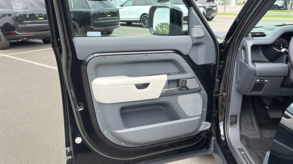 Certified Used 2023 Black Land Rover X-Dynamic SE image 9