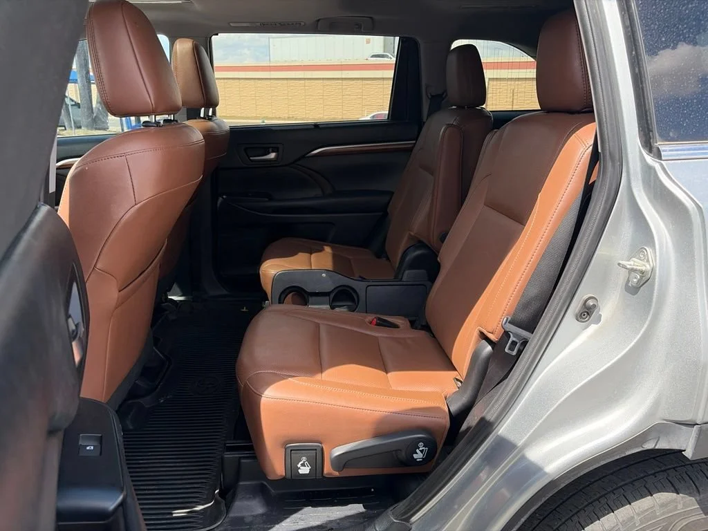 Used 2019  Toyota Limited image 18