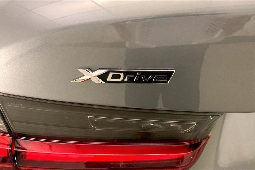Used 2025 Skyscraper Grey Metallic BMW  image 7
