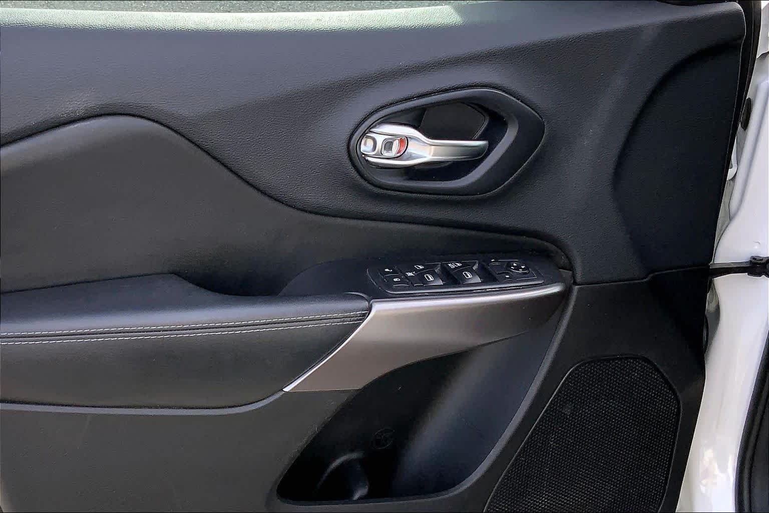 Used 2019 Bright White Clearcoat Jeep Latitude image 20