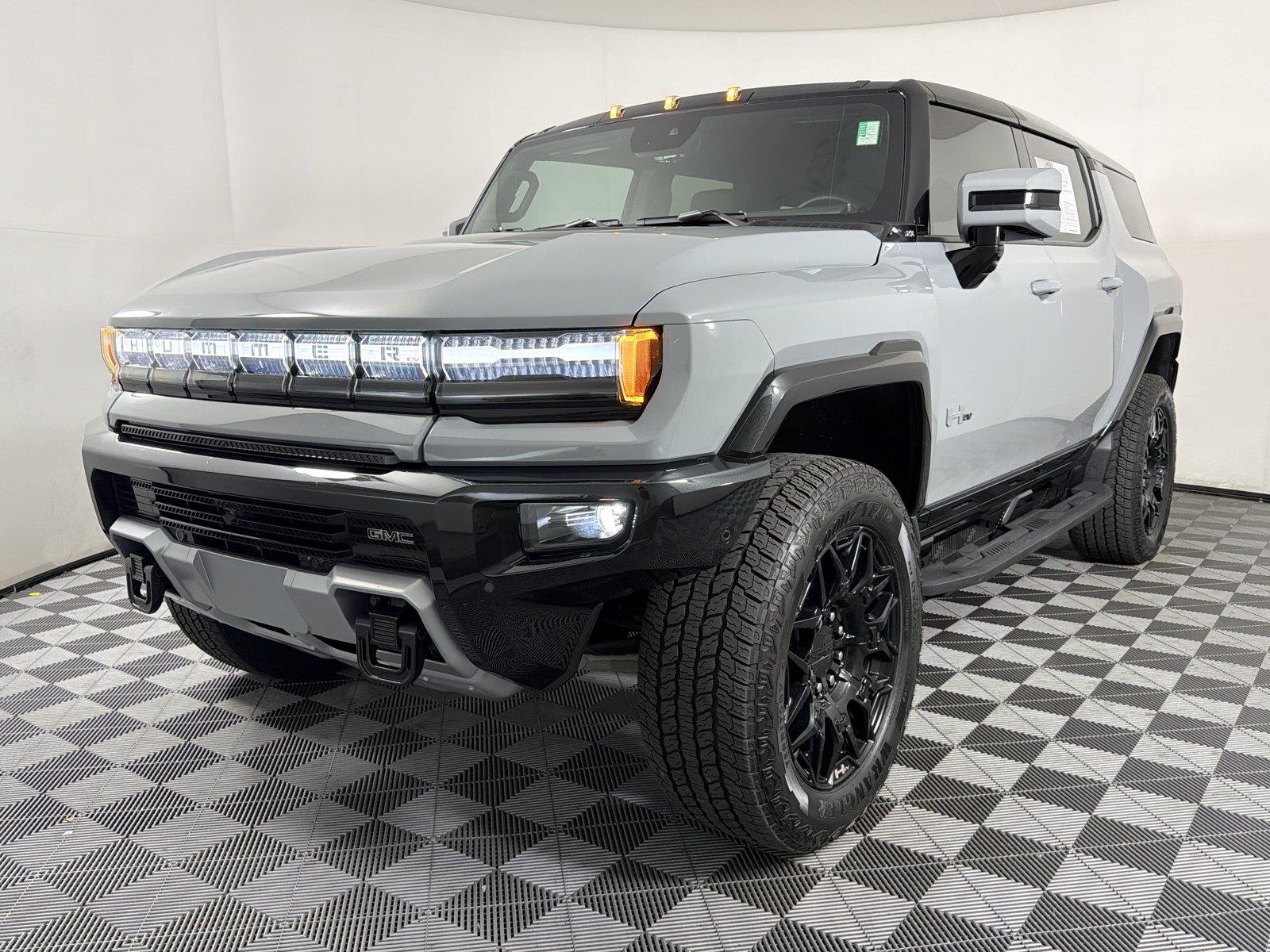 Used 2025 Meteorite Metallic (Grey) GMC 2X image 3