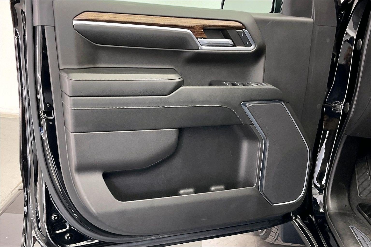 Used 2023 Onyx Black GMC Elevation image 25
