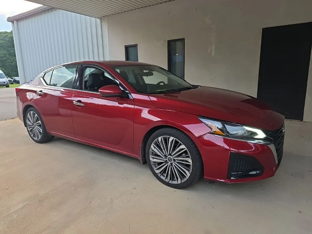 Used 2024 Red Nissan 2.5 SL image 4