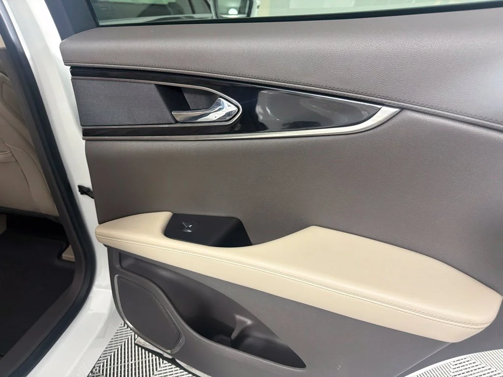 Used 2022 White Metallic Lincoln Reserve image 19