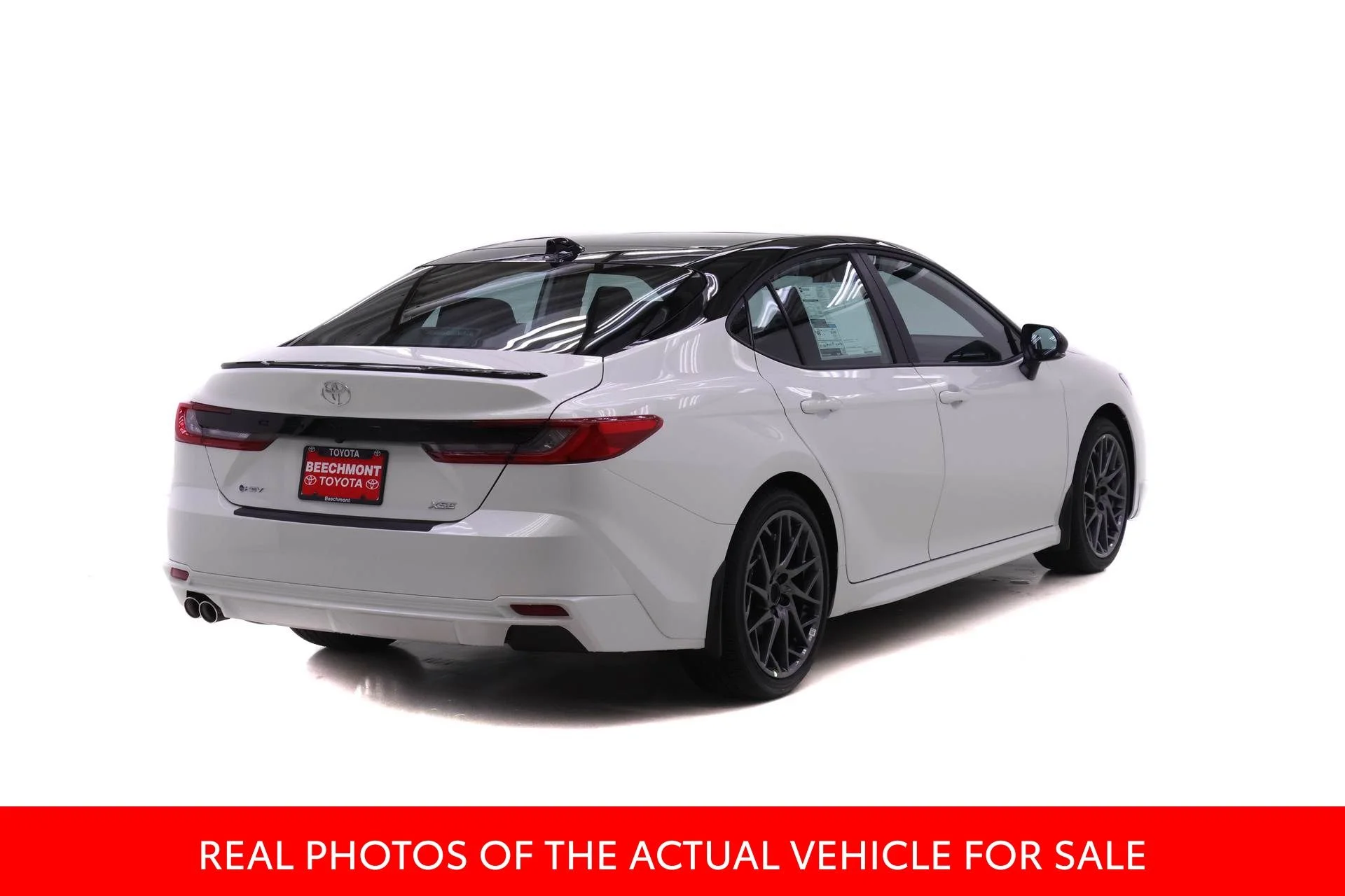 New 2026 Wind Chill Pearl with Midnight Black Metallic roof <sup>1</sup> Toyota  XSE image 2