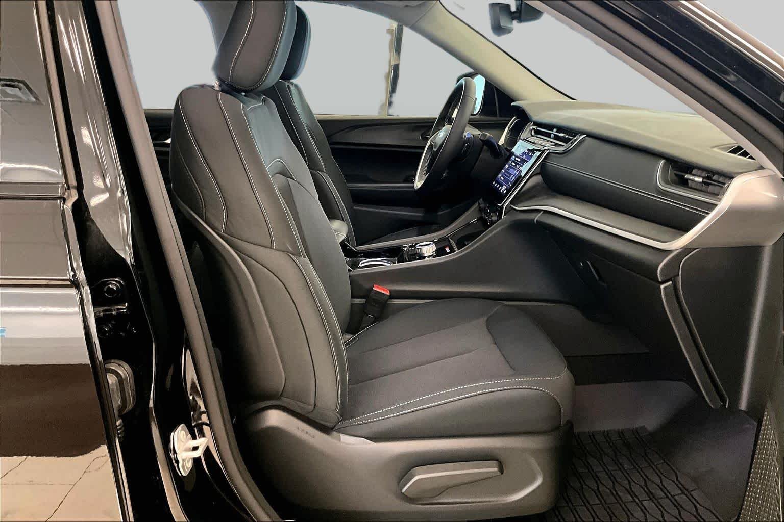 Used 2023 Diamond Black Crystal Pearlcoat Jeep Laredo image 8