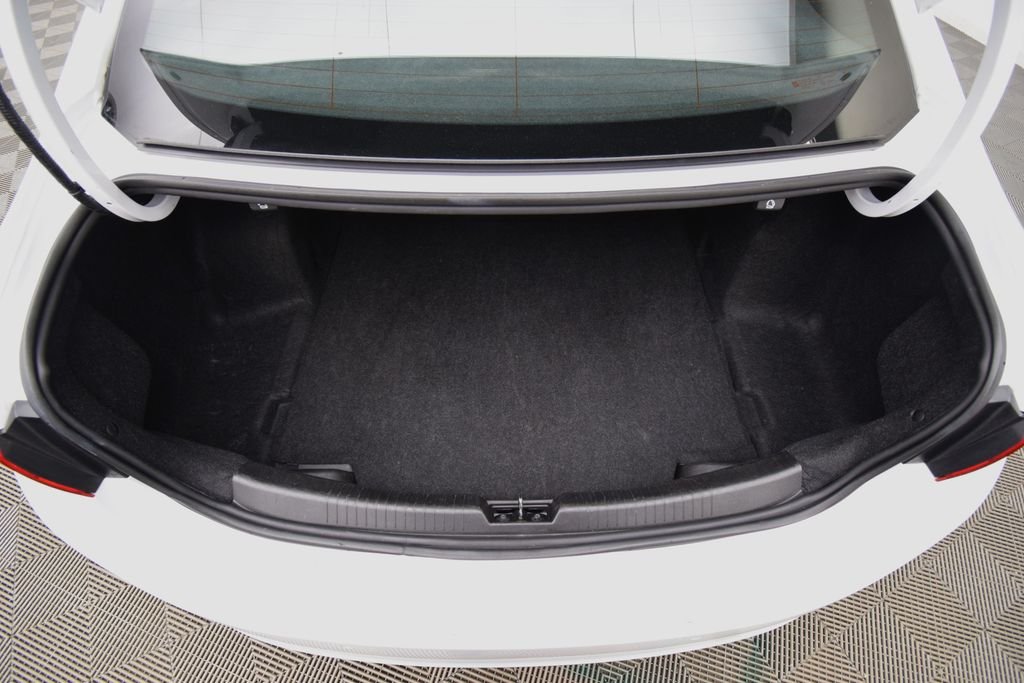 Used 2024 Summit White Chevrolet LT image 27