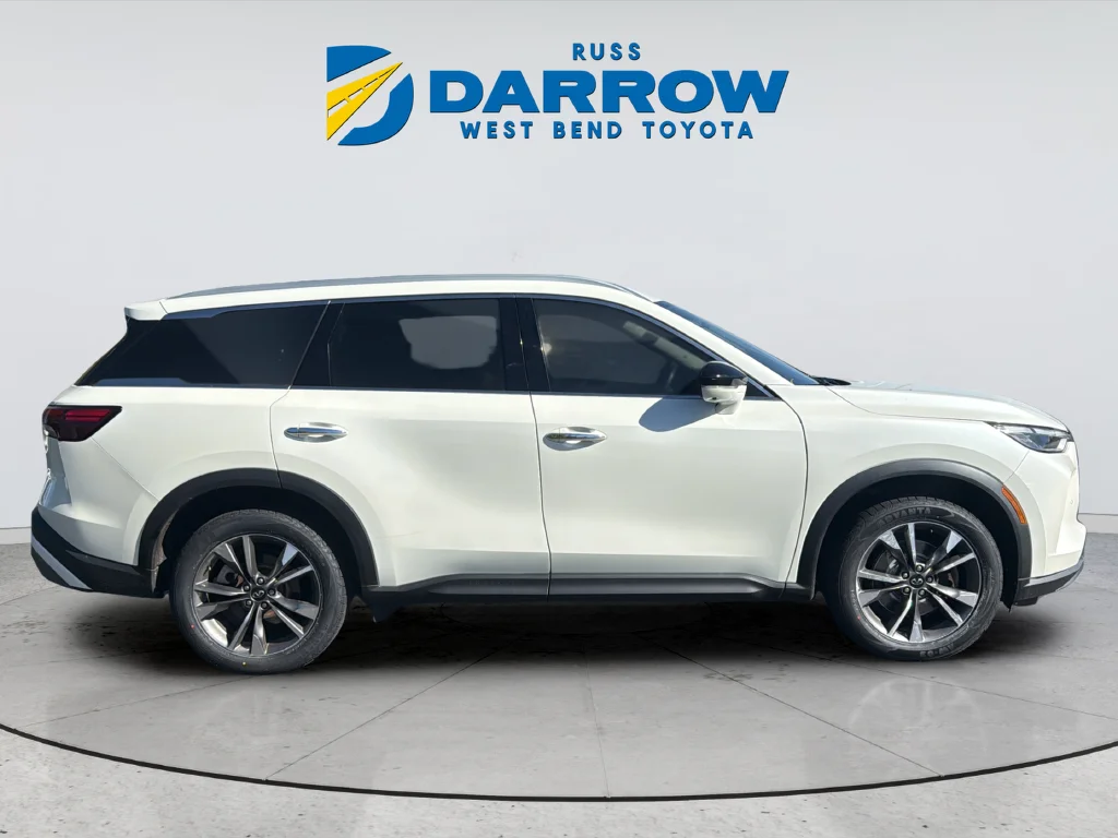 Used 2022 White INFINITI LUXE image 6