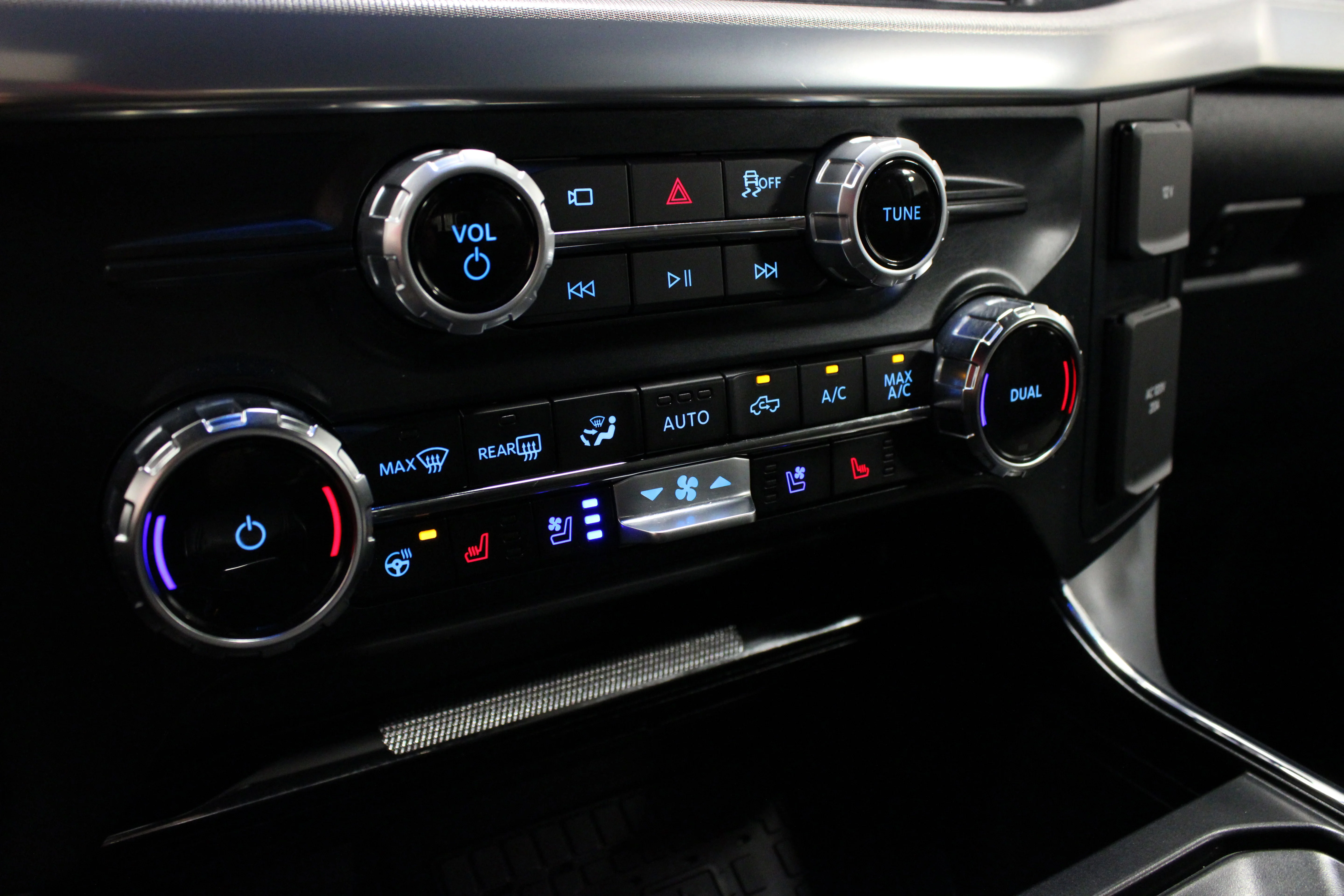 Used 2025 Star White Metallic Tri-Coat Ford LARIAT image 27