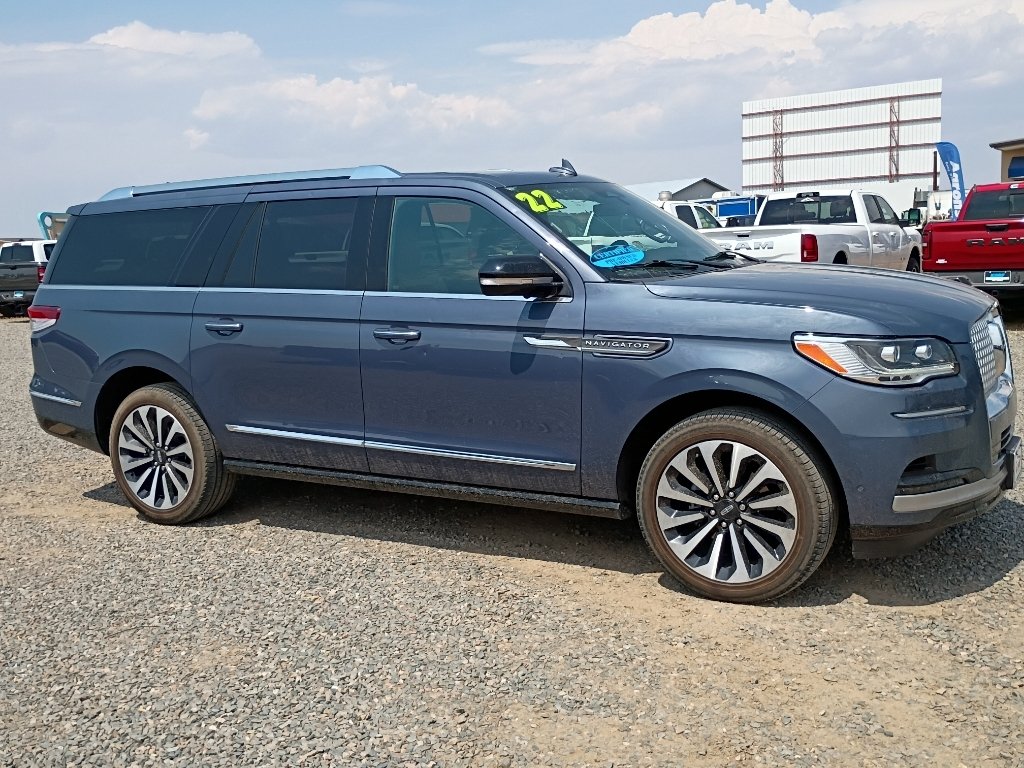 Used 2022 Ocean Drive Blue Metallic Tinted Clearcoat Lincoln Reserve image 9