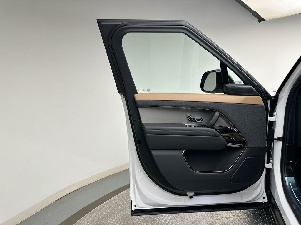 New 2026 Ostuni Pearl White Land Rover Dynamic SE image 9