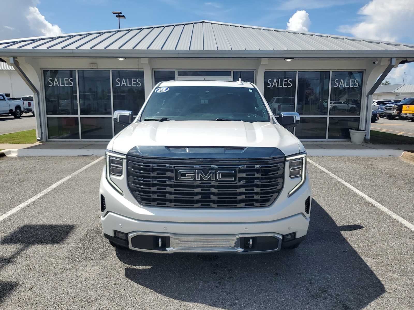 Used 2023 White Frost Tricoat GMC Denali Ultimate image 9