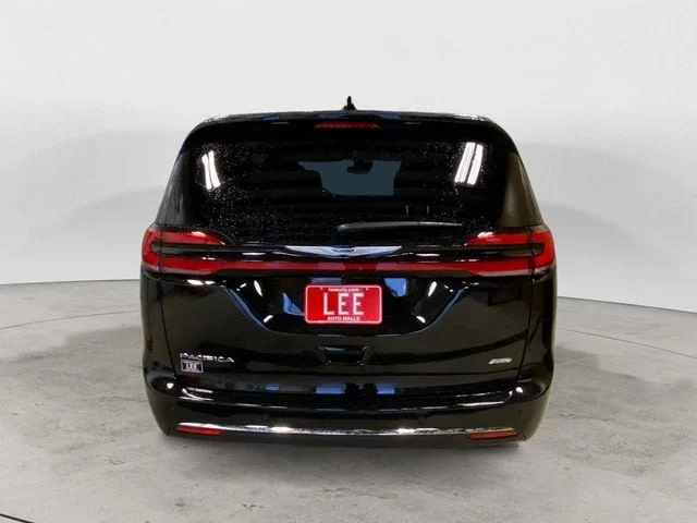 New 2026 Diamond Black Crystal Pearlcoat Chrysler SELECT AWD image 5
