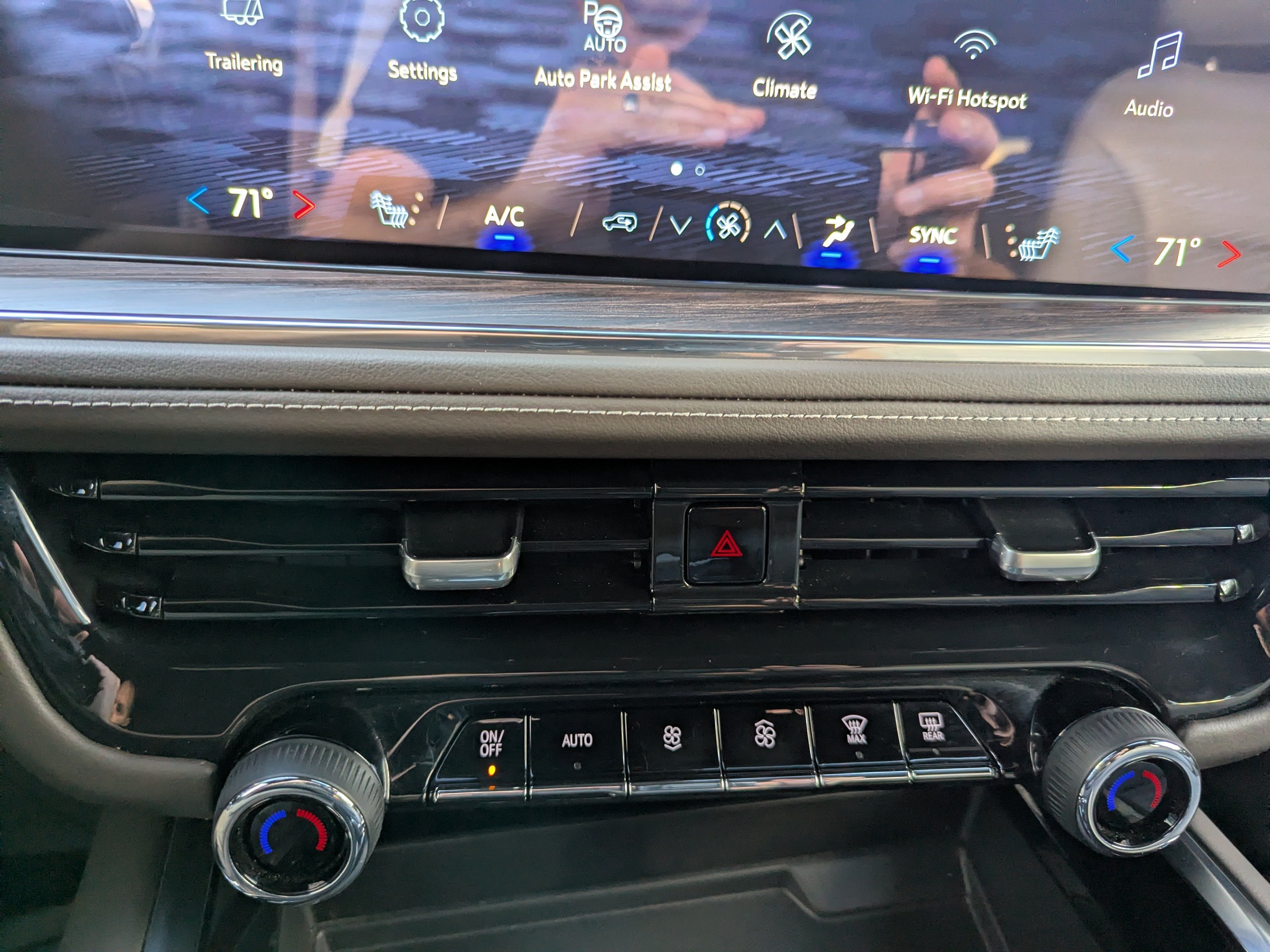 2025 Chevrolet Suburban Z71 - Photo 27