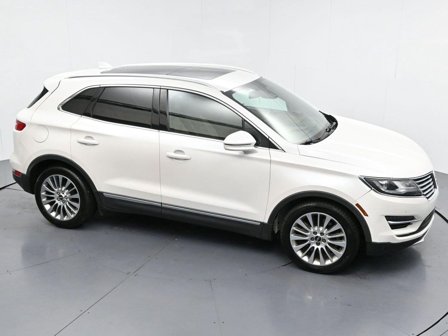 Used 2015 White Platinum Metallic Tri-Coat Lincoln FWD 4dr image 33