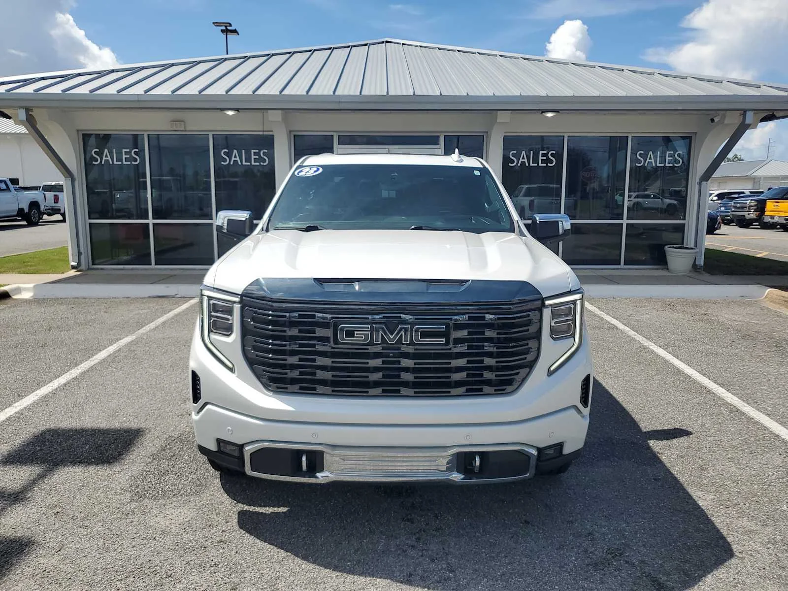 Used 2023 White Frost Tricoat GMC Denali Ultimate image 9