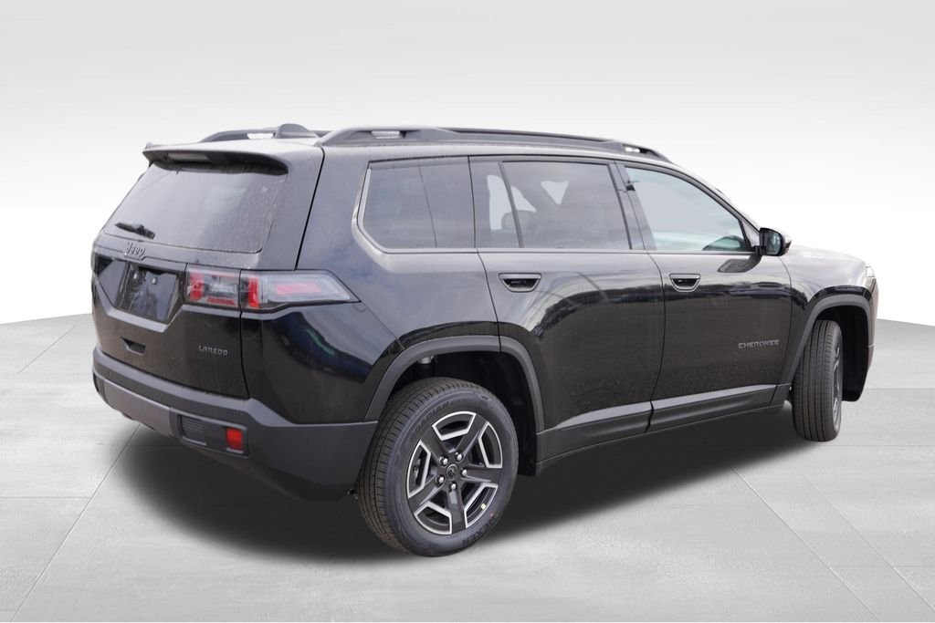 New 2026 Diamond Black Crystal Pearl-Coat Exterior Paint Jeep Laredo image 3