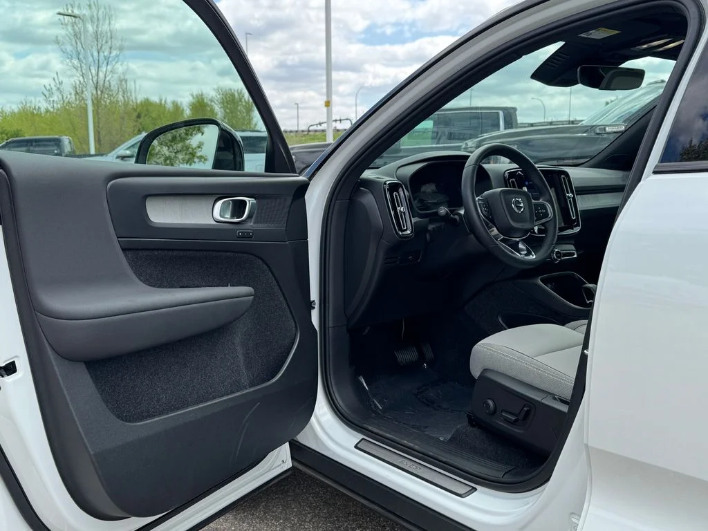 2025 Volvo EX40 Plus - Photo 24