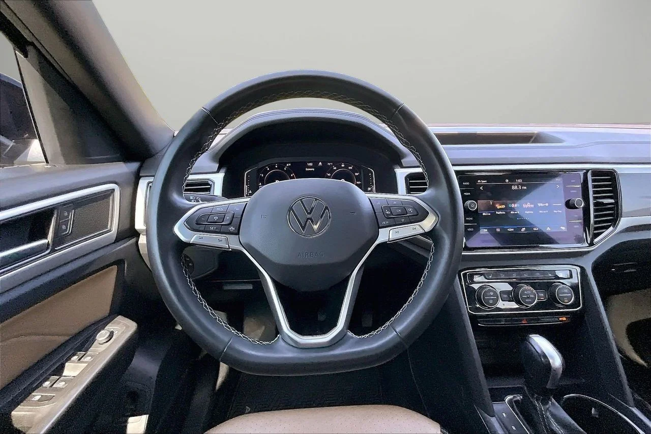 Used 2022 Black Volkswagen 2.0T SE w/Technology image 11