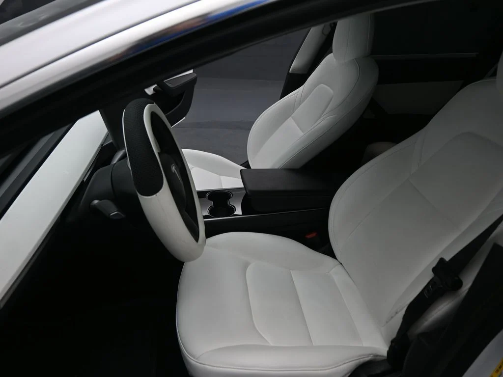 Used 2020  Tesla Standard Range Plus image 8