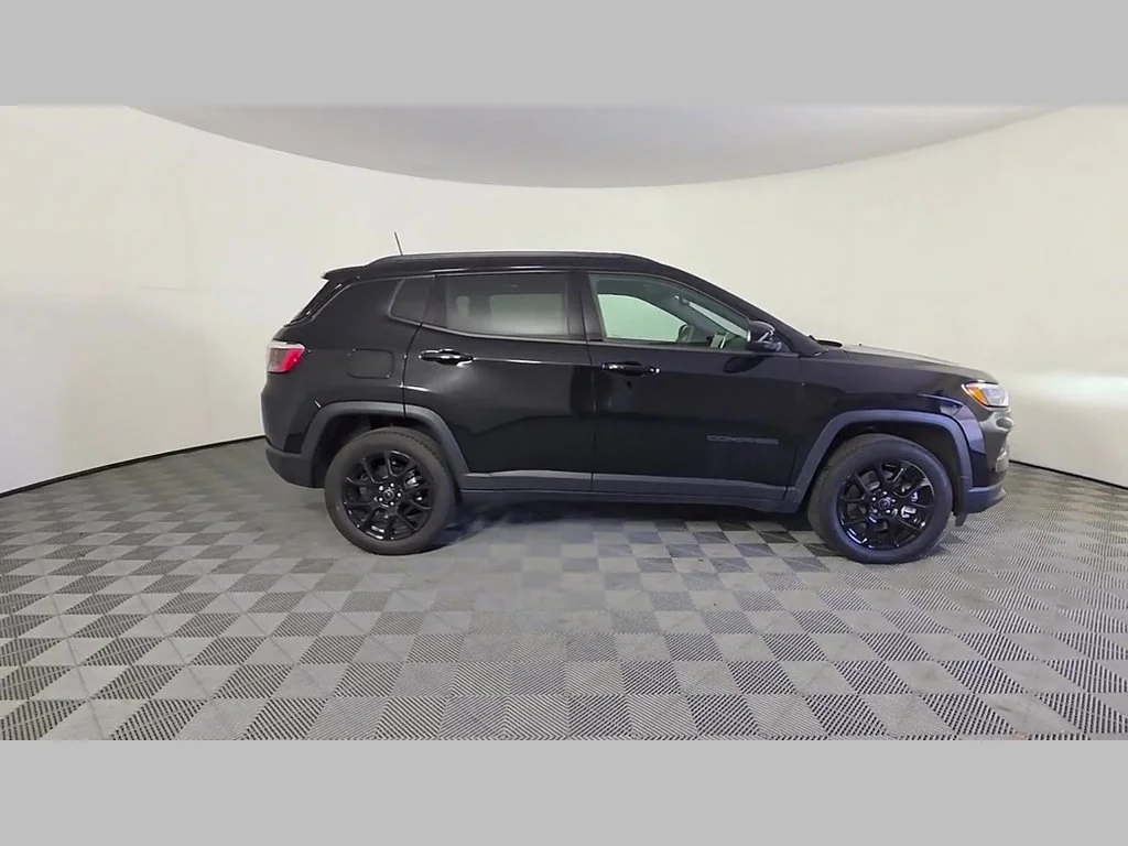 New 2026 Diamond Black Crystal Pearl-Coat Exterior Paint Jeep Latitude Altitude image 23