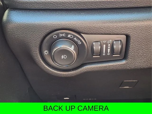 Used 2025 White Chrysler Limited image 18
