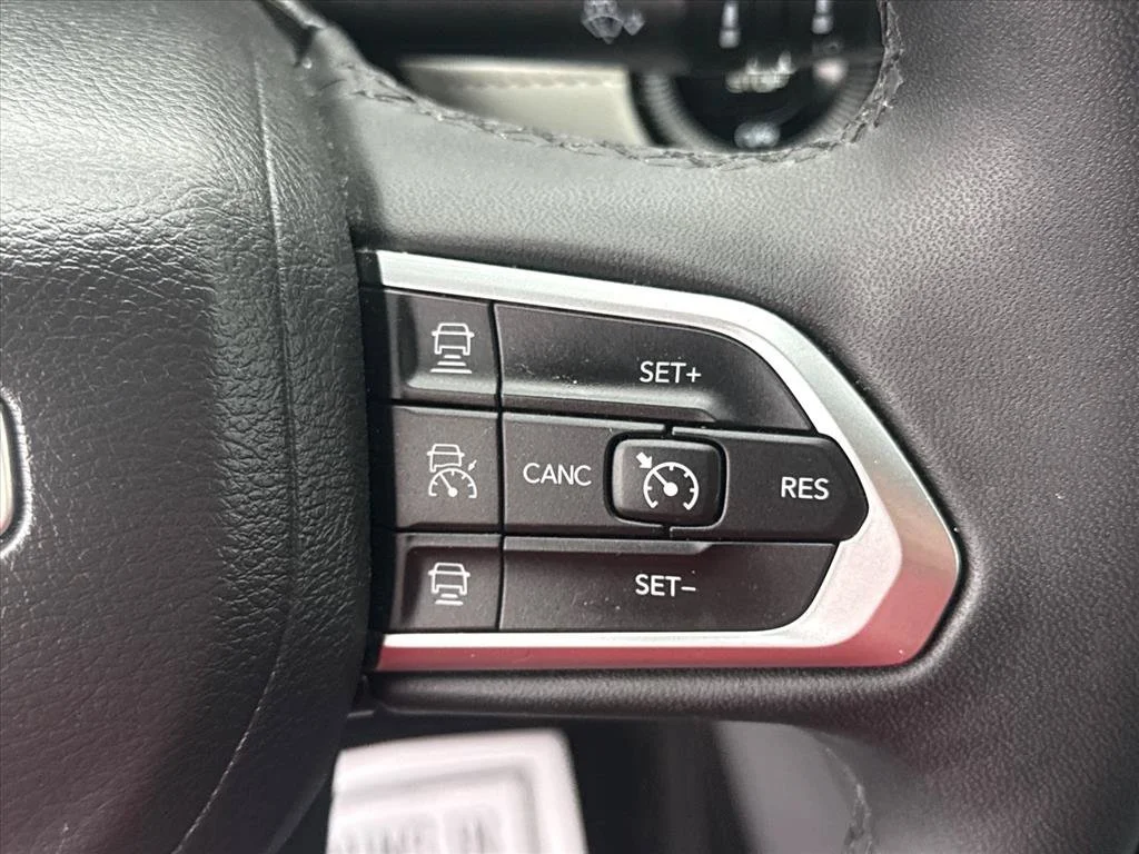 Used 2024 Diamond Black Crystal Pearlcoat Jeep Limited image 19