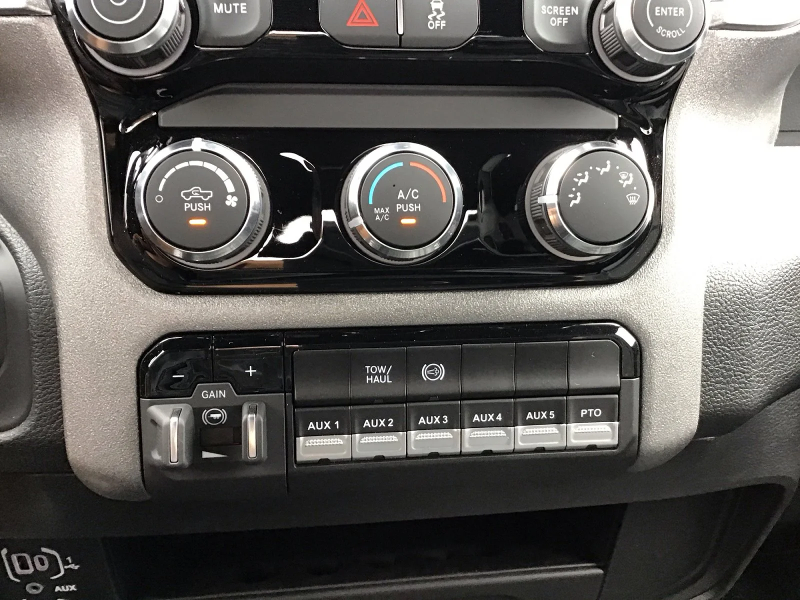 2026 RAM 3500 Chassis Tradesman - Photo 17
