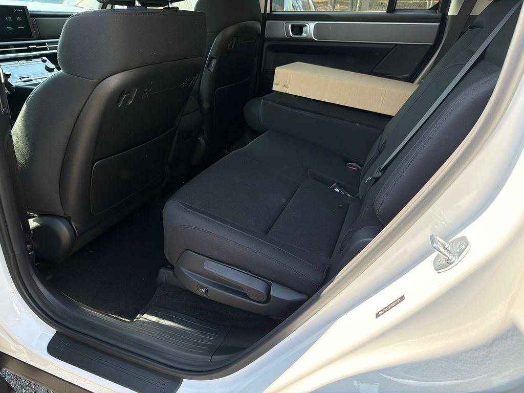 New 2026 White Hyundai SE image 21