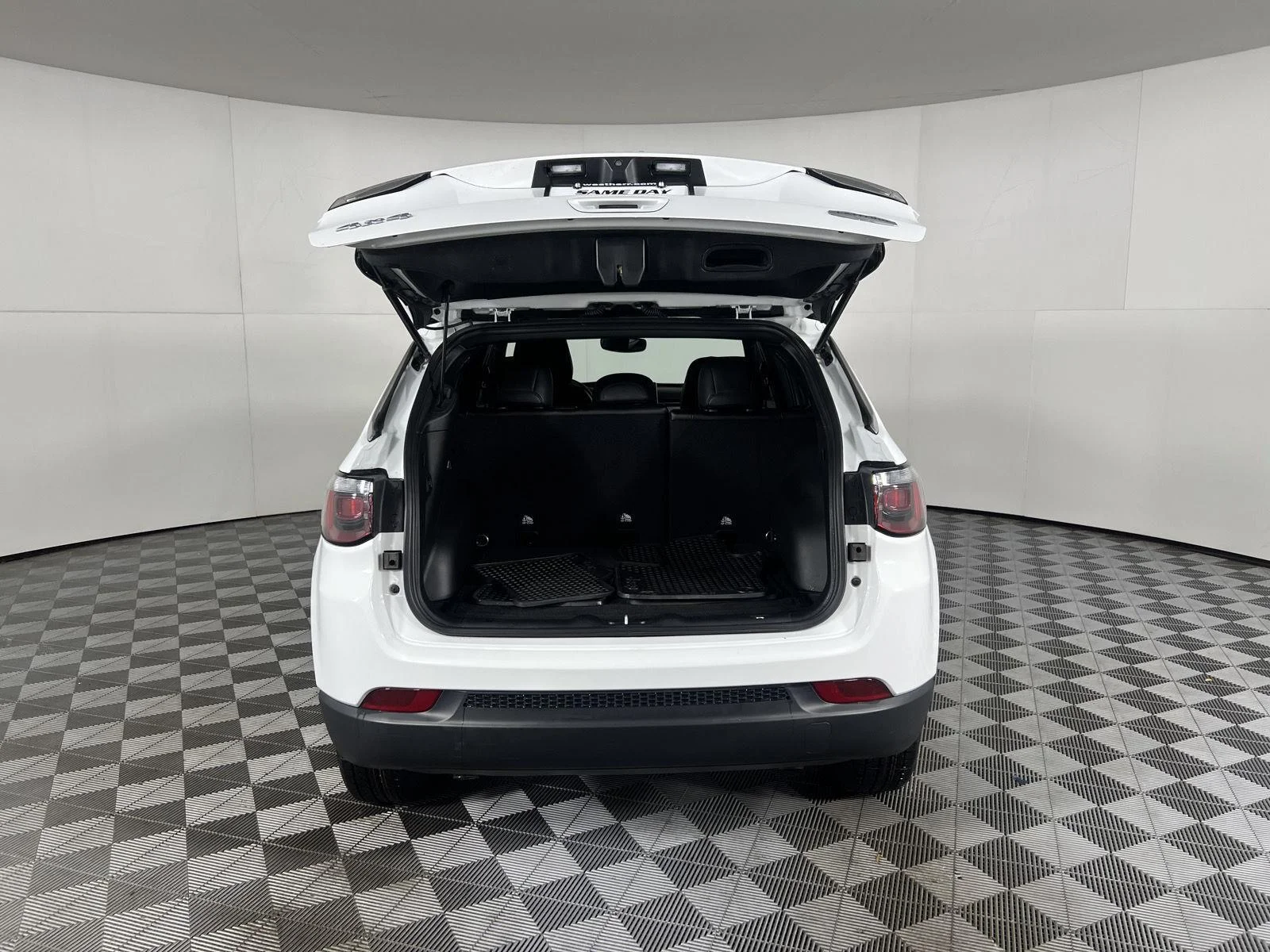 Used 2024 Bright White Clearcoat Jeep Latitude image 18