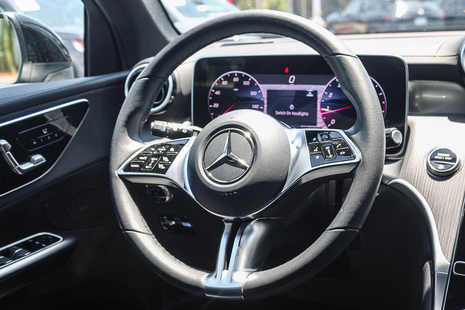 Used 2025  Mercedes-Benz GLC 300 image 15