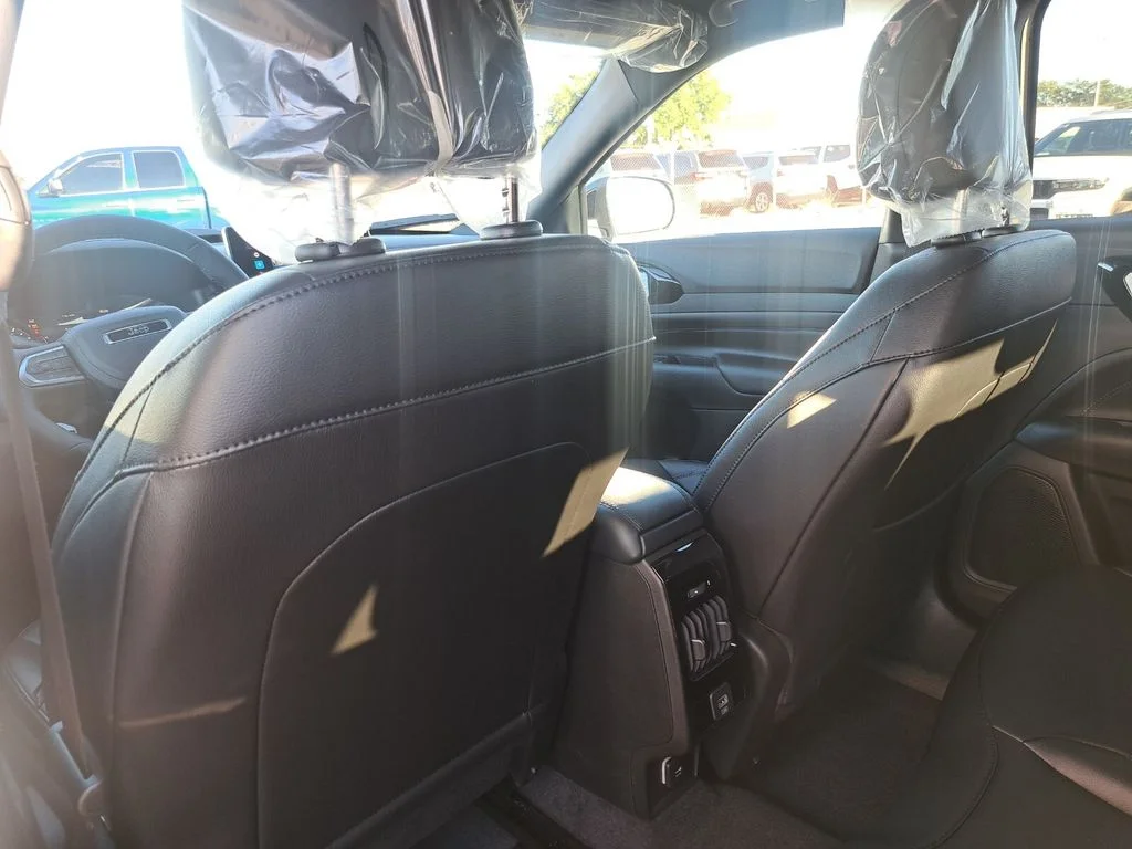 New 2026 Bright White Clear-Coat Exterior Paint Jeep Latitude image 22