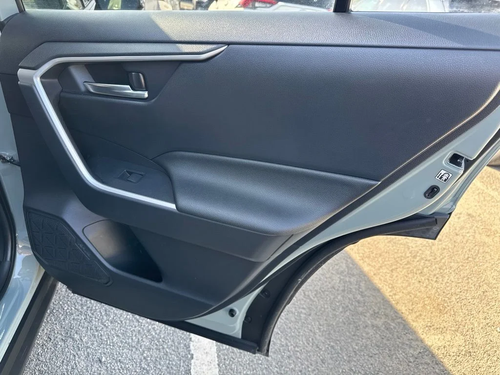 Used 2019  Toyota XLE image 6