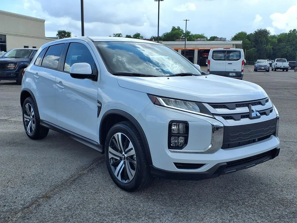 Used 2026 White Mitsubishi 2.0 SE image 3