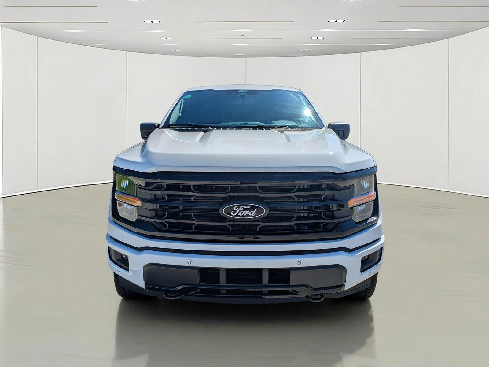 New 2026 Oxford White Ford XLT image 2