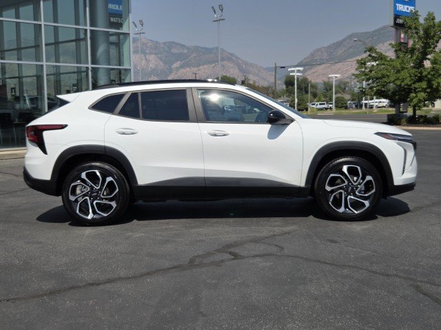 Used 2025 Summit White Chevrolet 2RS image 4