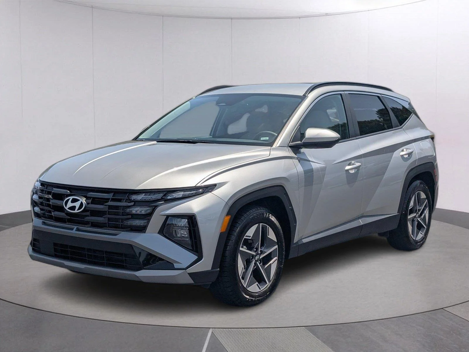 Used 2025 Shimmering Silver Hyundai SEL image 1