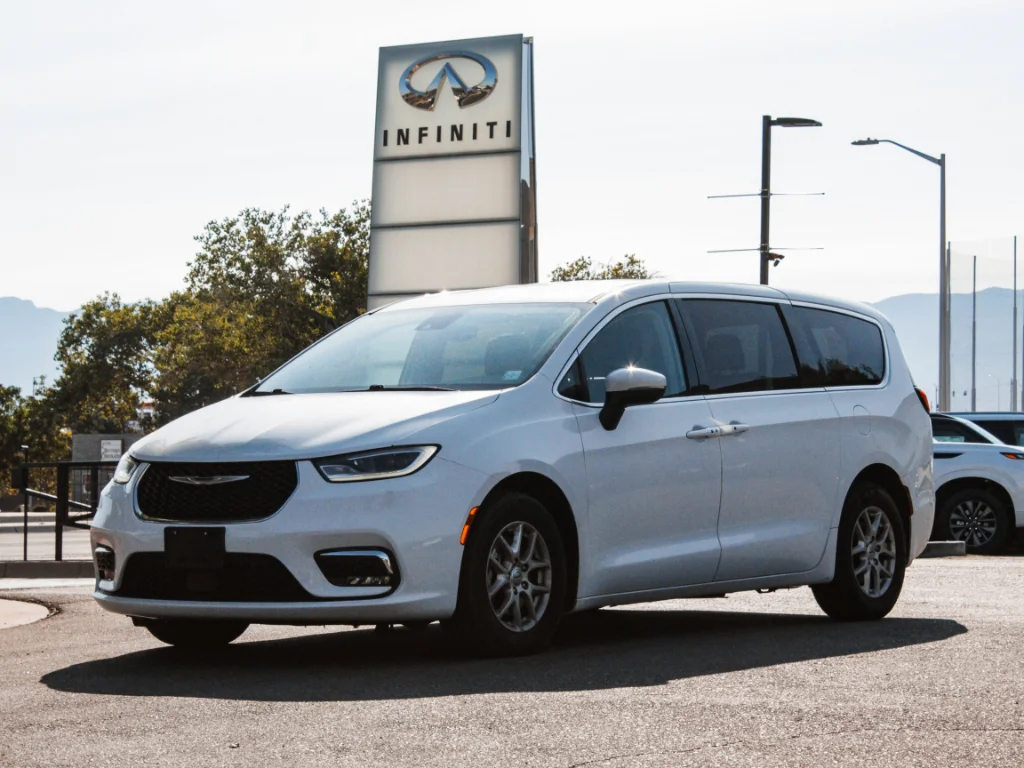 Used 2023 Silver Mist Clearcoat Chrysler Touring L image 1