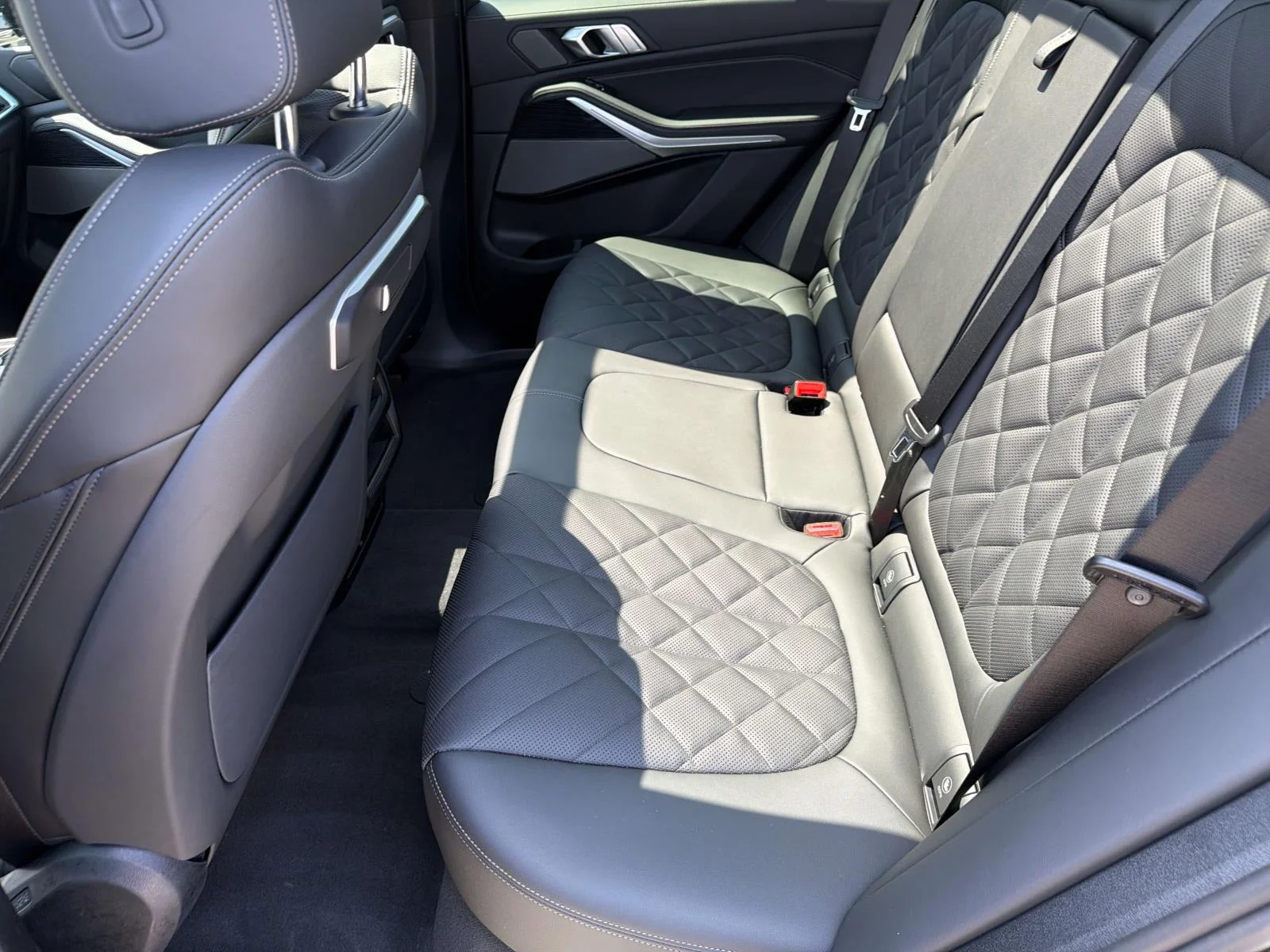New 2026 Black Sapphire Metallic BMW xDrive50e Plug-In Hybrid image 9