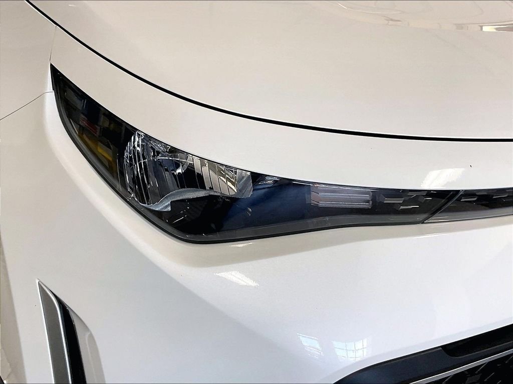 Used 2025 White Kia S image 31