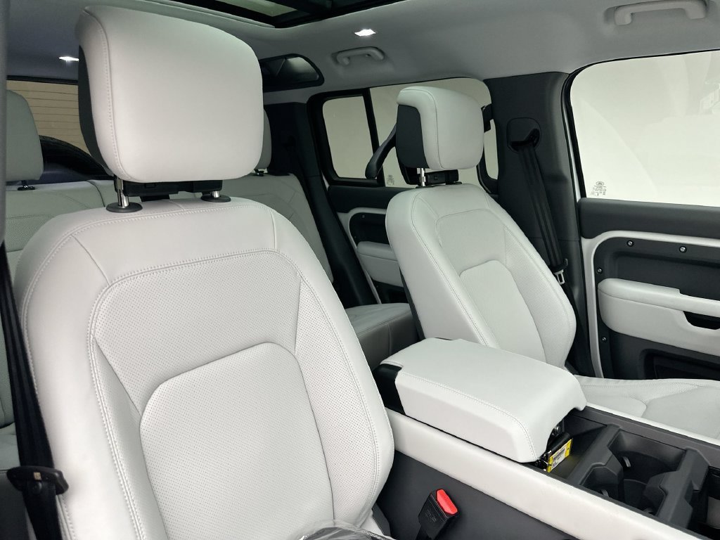 New 2026 Fuji White Land Rover X-Dynamic SE image 6