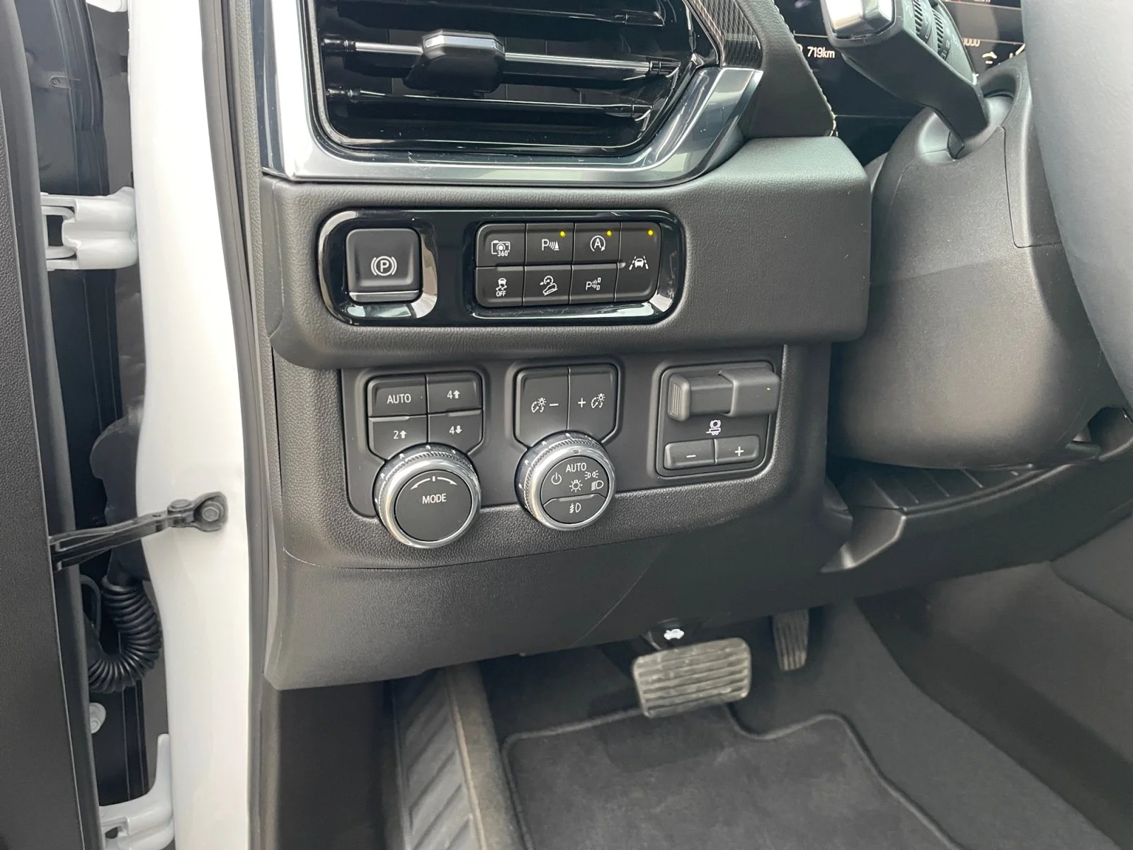 Used 2026 Summit White GMC Elevation 4WD Leather Sunroof Super Cruise Rear Media image 16
