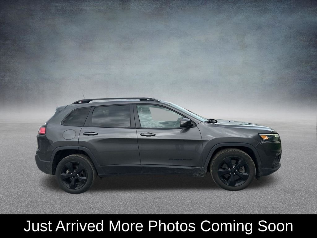 Used 2019 Gray Jeep Latitude Plus image 3