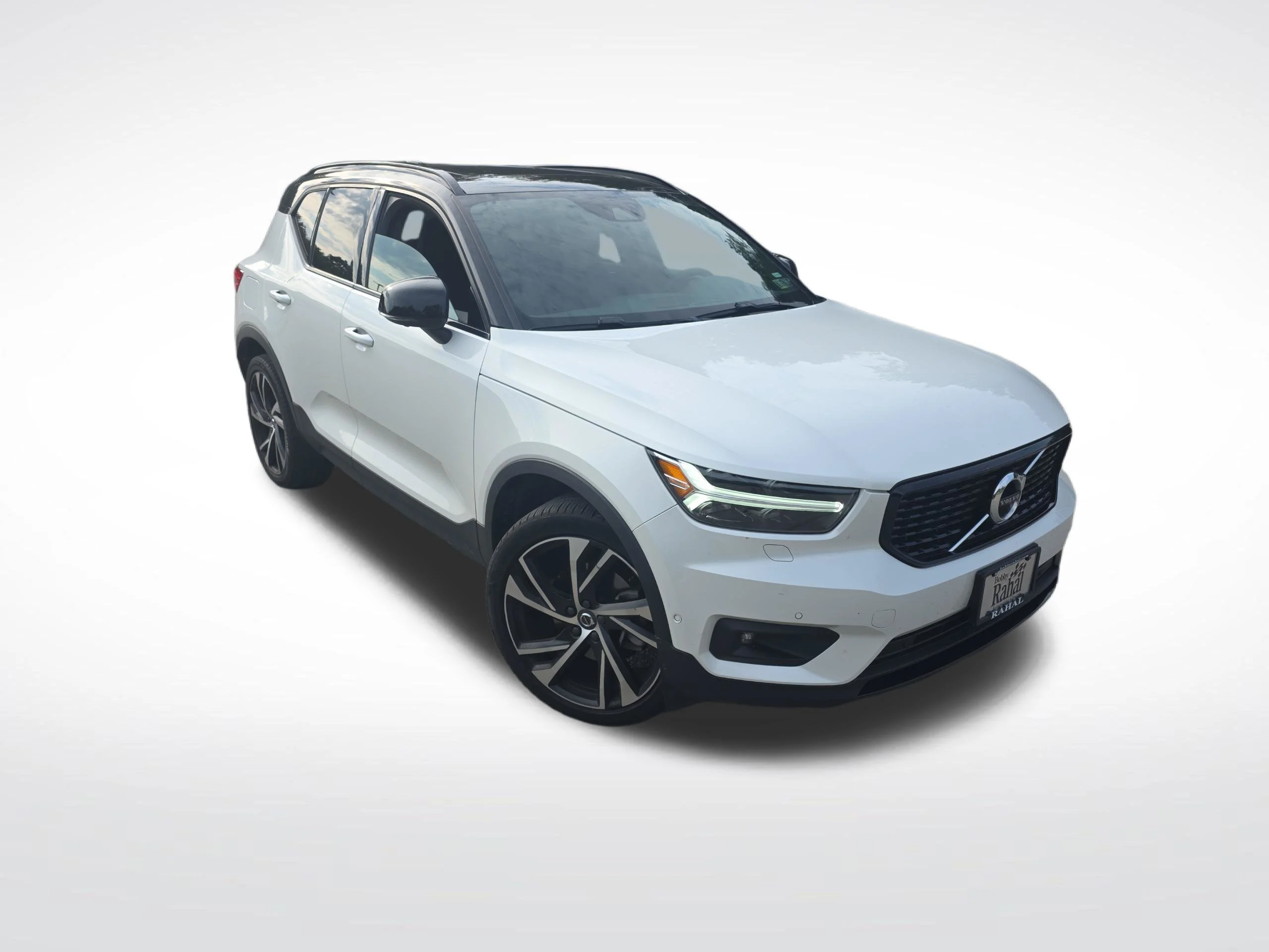 Used 2022 White Volvo R-Design image 2