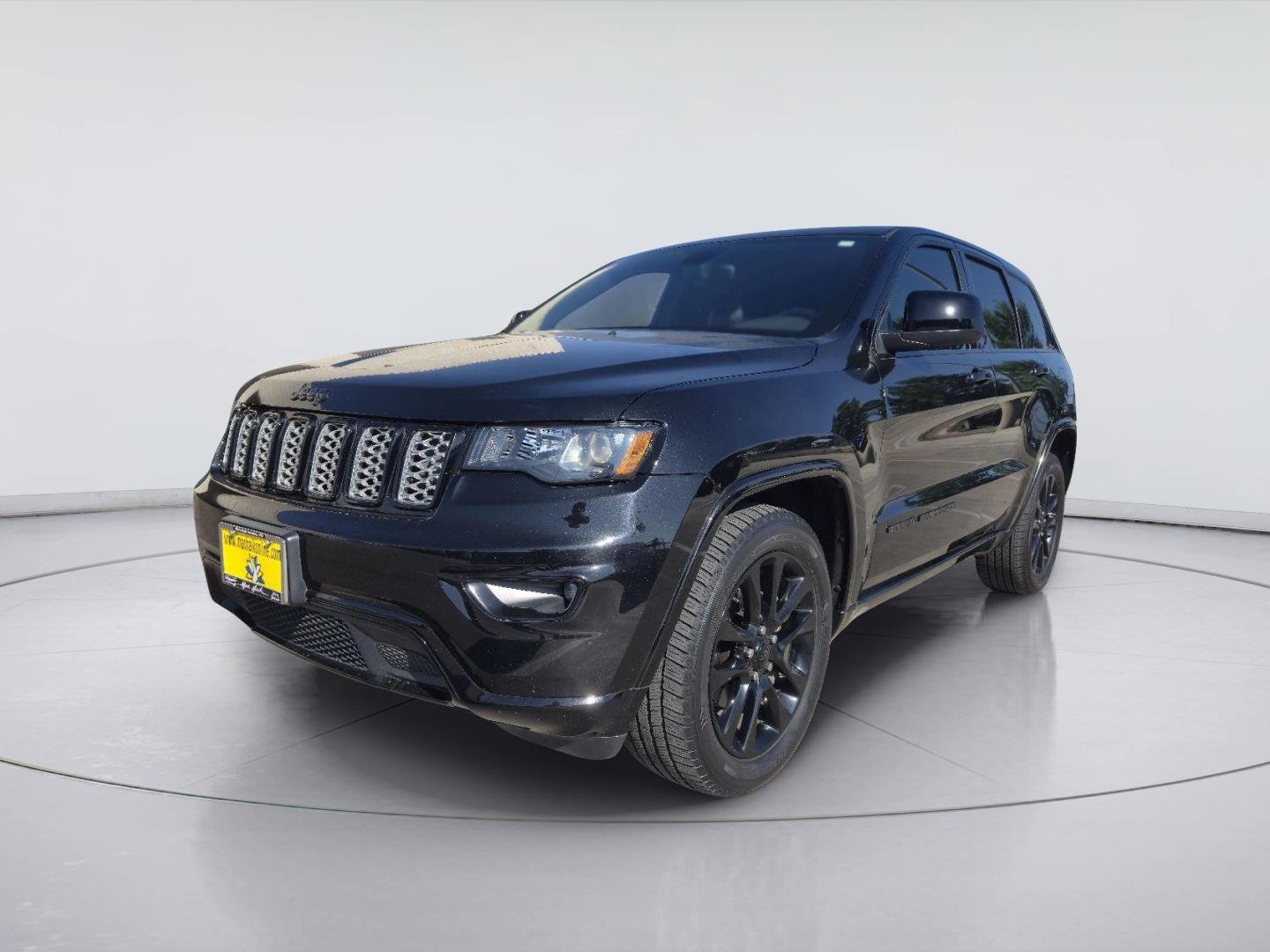 Used 2018 Diamond Black Crystal Pearlcoat Jeep Altitude image 1